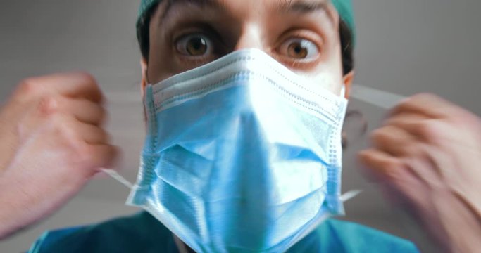 Medico sta per collassare e si toglie la mascherina