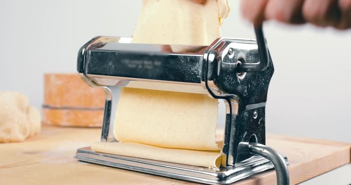 Sfoglia grezza di pasta all'uovo fatta con la macchinetta italiana.