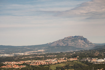 Fototapeta na wymiar Vista lateral sobre Montserrat
