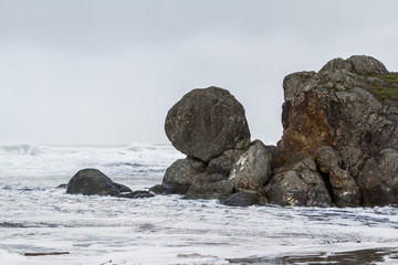 Naklejka premium Turtle rock at high tide