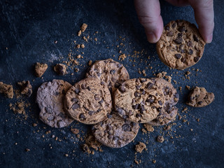 Galletas con chocolate recién hechas y horneadas