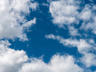 Wolken auf blauem Himmel im Frühling