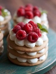 honey cakes with raspberries and mascarpone