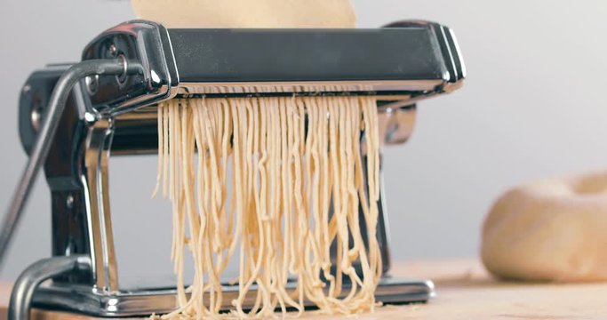 Macchinetta della pasta fa gli spaghetti tipici Italiani