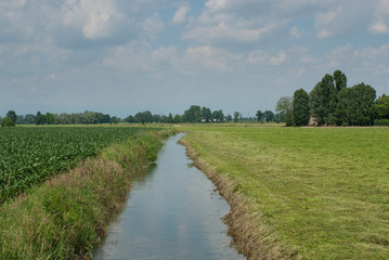 canale per irrigazione agricola in campagna