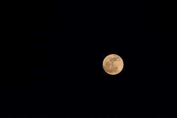 Luna llena en cielo limpio