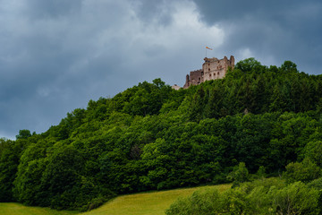 Fototapeta na wymiar Burg Hohengeroldseck bei bewölktem Himmel 