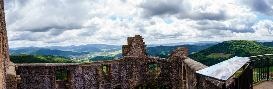 Burg Hohengeroldseck bei bew&ouml;lktem Himmel 