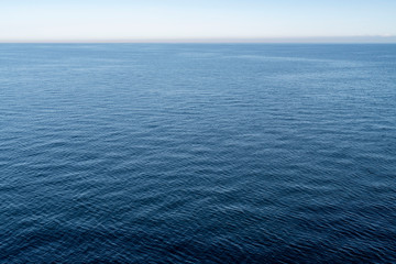 Ruhige Blaue Meeresoberfläche auf der Ostsee 