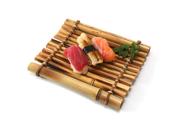 竹製の食器に盛ったお寿司