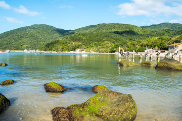Obraz premium Dolphin Bay beach (Praia da Baía dos golfinhos) - Governador Celso Ramos - Santa Catarina – Brazil