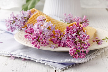 Fresh lilac on wooden table< romantic scene