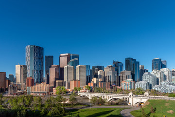 Naklejka premium View of Calgary's skyline on a beautiful spring morning. 