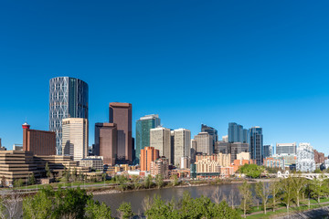 Obraz premium View of Calgary's skyline on a beautiful spring morning. 