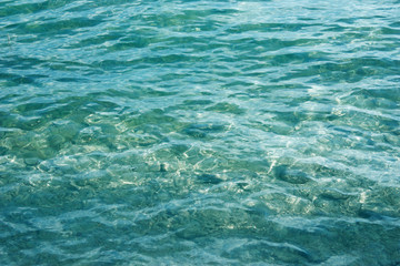 türkisfarbenes klares Gewässer im Sommer