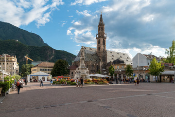 Der schöne Platz Piazza Walther Von der Vogelweide in Bozen Italien.
