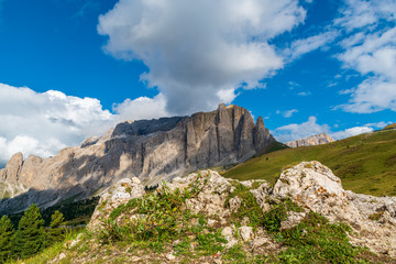 Fototapeta premium Blick auf die Sella Gruppe in Italien mit den berühmten Türmen, die alle Kletterer lieben.