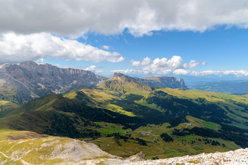 Fototapeta na wymiar Blick vom Plattkofel auf die Seiser Alm Dolomiten in Südtirol und gehört zum UNESCO-Weltkulturerbe