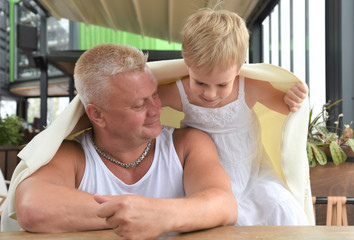 Obraz premium Daughter and father look at each other with love. Similar. Father's day. The concept of care, family and love.