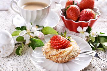 mini tartlet with cottage cheese and strawberry and cappuccino