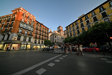 Fototapeta premium Wide intersection of evening Madrid