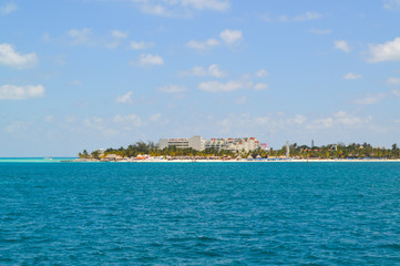 isla con mar azul y hoteles.