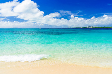 来間島の美しいサンゴ礁の海