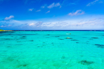 Fototapeta na wymiar 下地島・17エンドの美しいサンゴ礁の海
