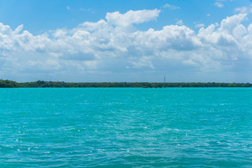 Fototapeta na wymiar laguna color turquesa milagros en Huay Pix Chetumal Mexico