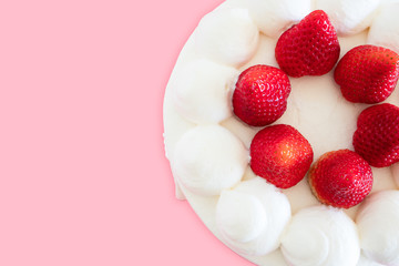 真上から見たイチゴと生クリームのデコレーションケーキ