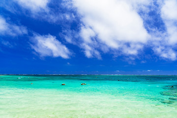 Fototapeta na wymiar 宮古島・わいわいビーチの美しいサンゴ礁の海
