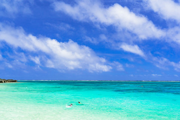 Fototapeta na wymiar 宮古島・わいわいビーチの美しいサンゴ礁の海