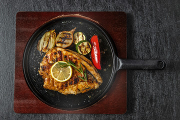 チキンのグリル　 iron pan and herb roasted chicken