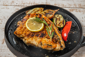チキンのグリル　 iron pan and herb roasted chicken