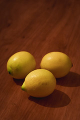 SANTIAGO, CHILE, MAYO 23, 2020: Grupo de limones sobre un fondo de madera