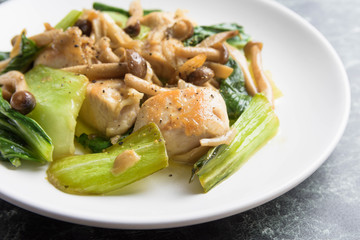 鶏肉とチンゲンサイの炒め物