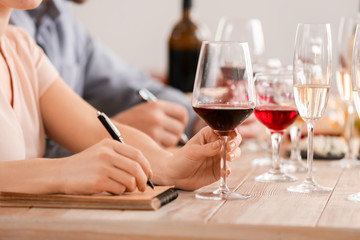 Obraz na płótnie Canvas People tasting wine at the restaurant