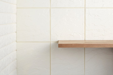 白い部屋-ウォールシェルフ-カウンターテーブル
