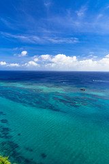 伊良部島の断崖から美しいサンゴ礁の海