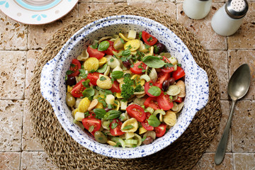 Insalata di pasta fredda con  pomodori 