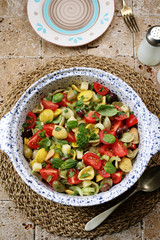 Insalata di pasta fredda con  pomodori 