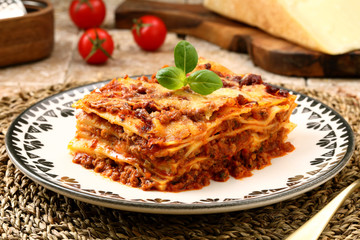 lasagna con ragu' di carne e formaggio - 352411368