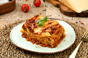 lasagna con ragu' di carne e formaggio