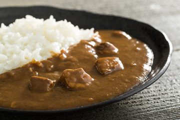 じっくり煮込んだ豚角煮カレーのアップ