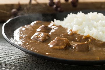 じっくり煮込んだ豚角煮カレーのアップ