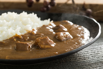 じっくり煮込んだ豚角煮カレーのアップ