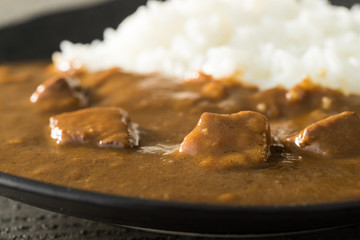 じっくり煮込んだ豚角煮カレーのアップ