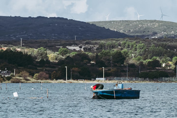 Paysage de bord de mer avec petit bateau de p&ecirc;cheur	