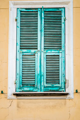 Fototapeta premium Volets persiennes en bois vert fermés 