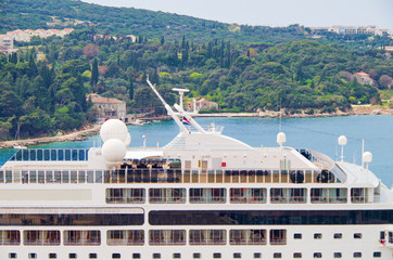 Kreuzfahrtschiff im Hafen von Dubrovnik, Kroatien - Cruiseship or cruise ship liners in port of...